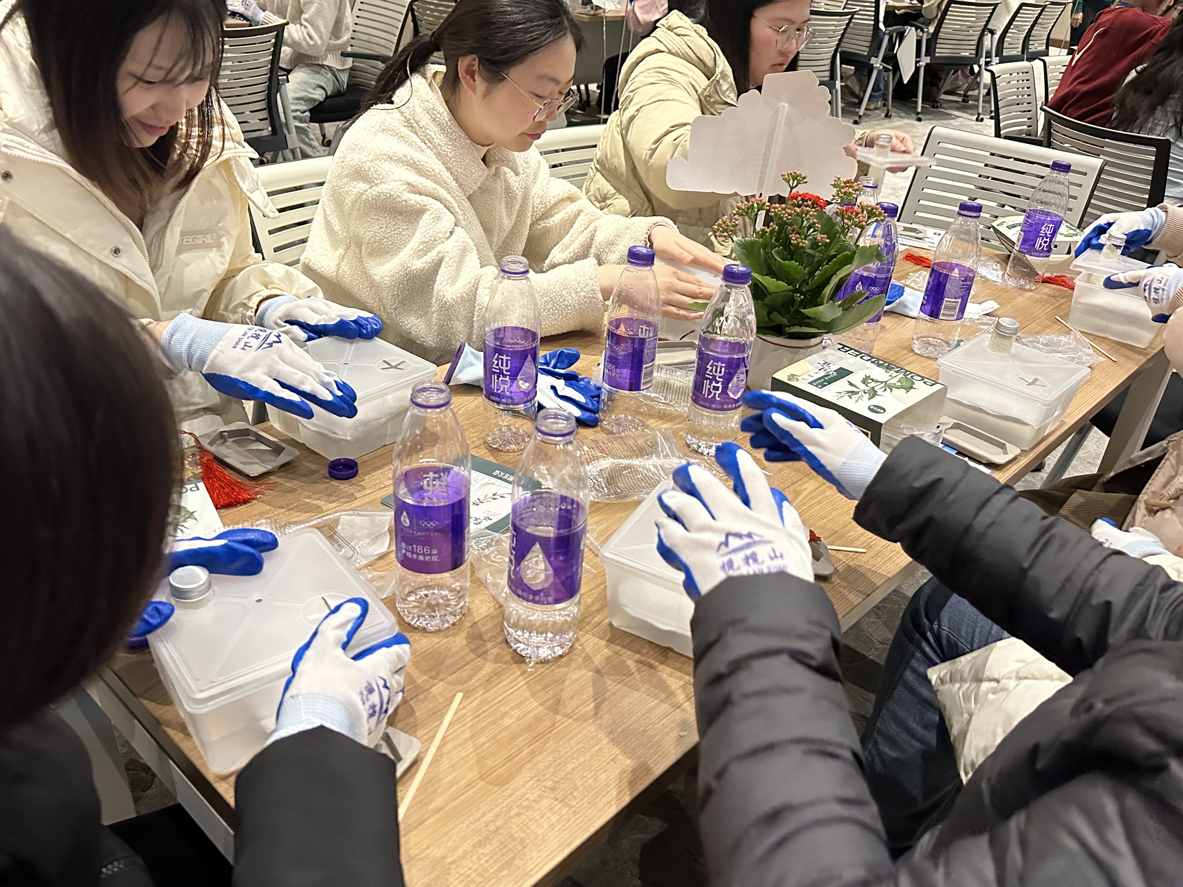 聚焦“她”力量 創(chuàng )意無(wú)所限——飛凱材料女神節古法手作活動(dòng) 聚焦“她”力量 創(chuàng )意無(wú)所限——飛凱材料女神節古法手作活動(dòng)
